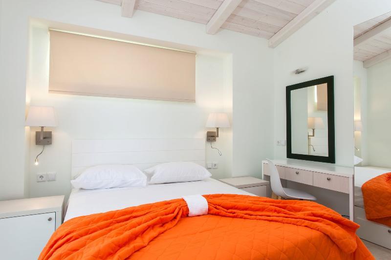 Elpiniki Luxury Apartments เนอาโปติไดอา ภายนอก รูปภาพ
