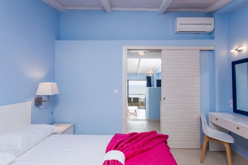 Elpiniki Luxury Apartments เนอาโปติไดอา ภายนอก รูปภาพ