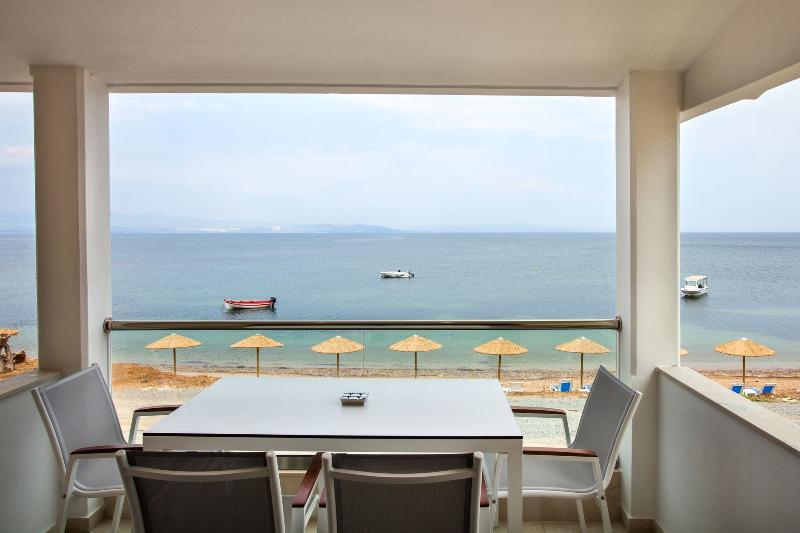 Elpiniki Luxury Apartments เนอาโปติไดอา ภายนอก รูปภาพ